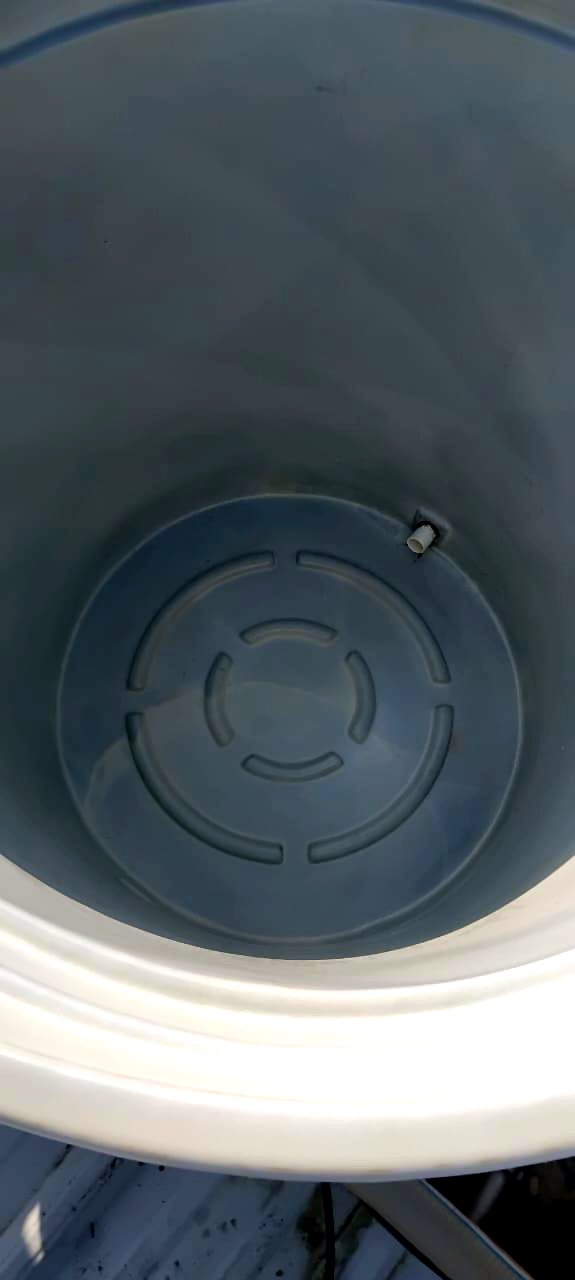 Tanque limpio y vacío después del lavado